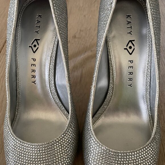 Katy Perry Lucite Heel Pump in Silver, Size 9 - Picture 4 of 7